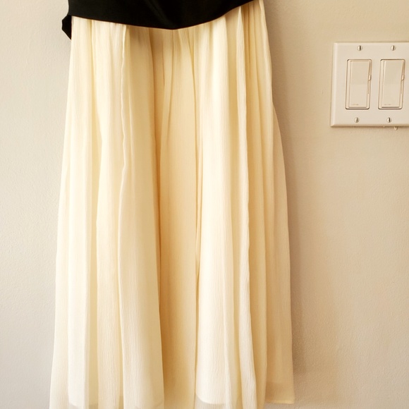 Elegant White Sleeveless Dress with Black Accents - Picture 5 of 10